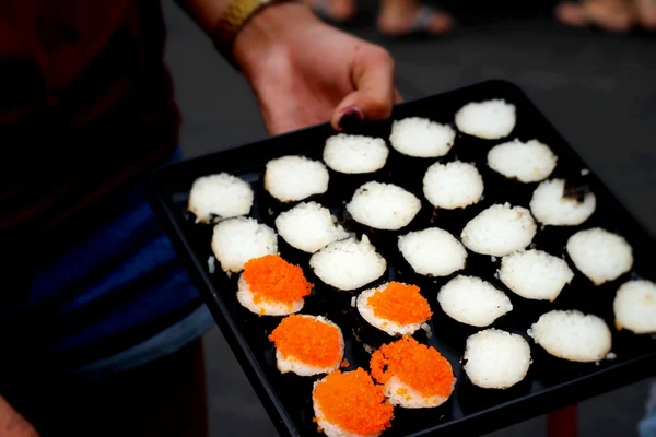 Fazendo sushi japonês tradicional - comida japonesa — Fotografia de Stock