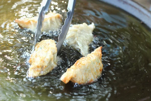 Frischer Gyoza in der Pfanne gebraten — Stockfoto