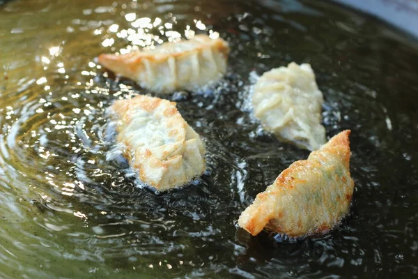 Gyoza frais frit dans une casserole — Photo