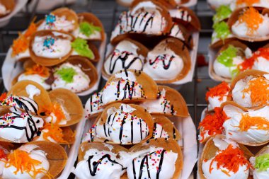 Taylandlı çıtır gözleme - kremalı krep yakın çekim