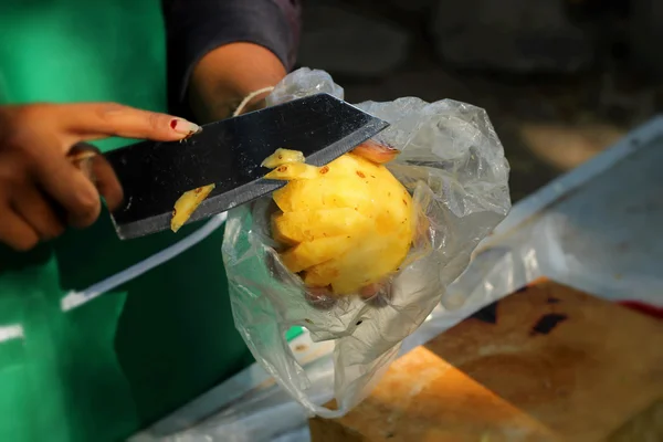 Piña fresca en el mercado —  Fotos de Stock