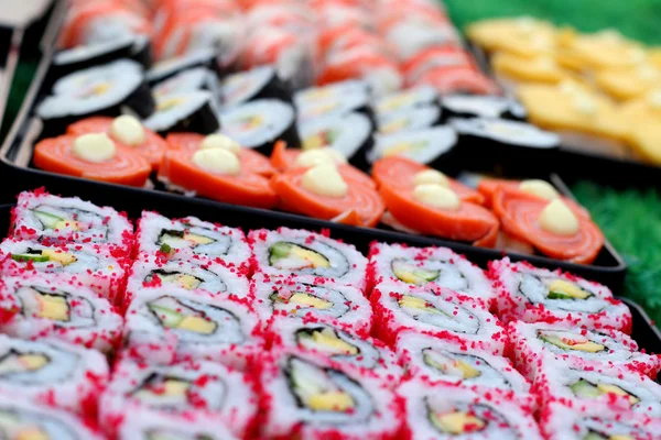Hagyományos japán sushi finom - japán élelmiszer — Stock Fotó