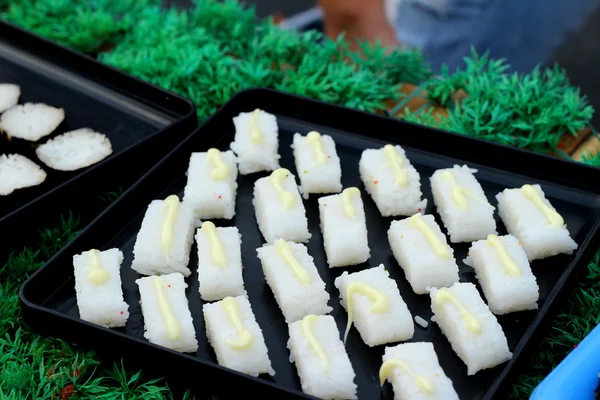 Hacer sushi japonés tradicional - comida japonesa —  Fotos de Stock