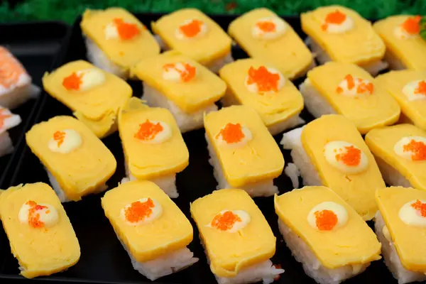 Japansk sushi traditionella läckra - japansk mat — Stockfoto