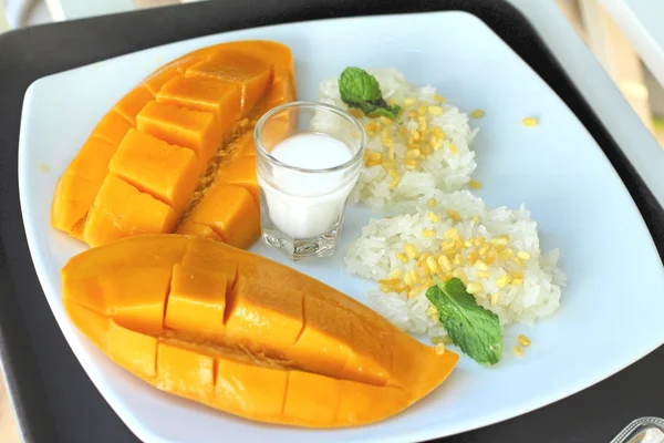 Arroz pegajoso con mezcla de leche de coco y mango maduro . —  Fotos de Stock