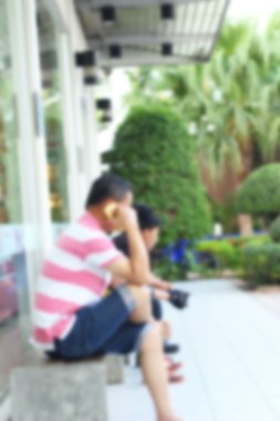 akıllı telefon kullanan adam bulanık