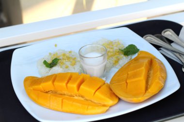 Hindistan cevizi sütü karışımı ve olgun mango ile yapışkan pirinç.