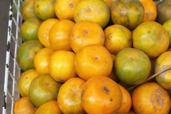 Фрукты апельсина на рынке — стоковое фото