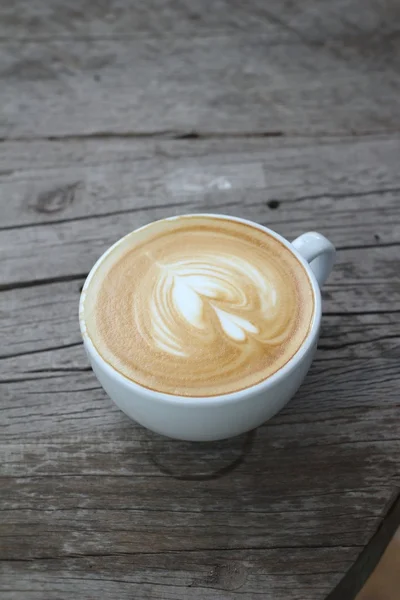 Café con leche caliente en vidrio —  Fotos de Stock
