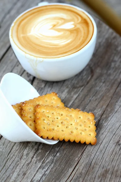 Latte coffee in glass and crackers — Stock Photo, Image