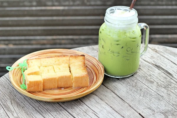 Pão, manteiga, leite e chá verde . — Fotografia de Stock