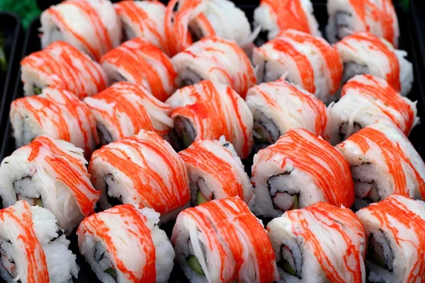 Sushi japonês tradicional delicioso - comida japonesa — Fotografia de Stock