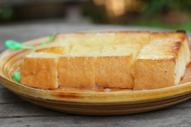 Ekmek, tereyağı, süt lezzetli ile tepesinde.