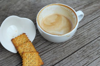 Latte kahve cam ve kraker