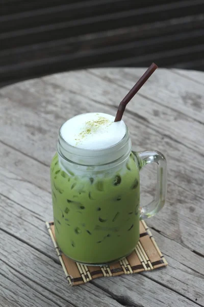 绿色的冰的茶和牛奶味道鲜美 — 图库照片