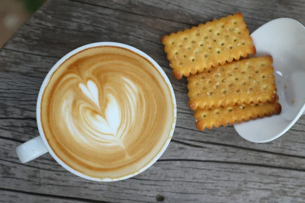 Latte Coffee im Glas und Cracker — Stockfoto