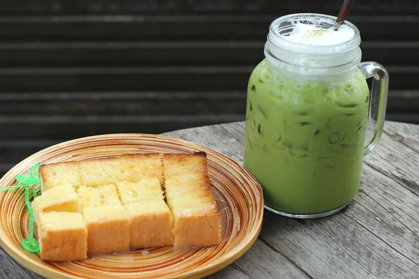 Brot, Butter, Milch und grüner Tee. — Stockfoto