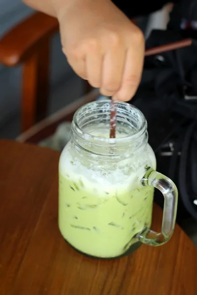 Grüner Eistee und Milch ist köstlich — Stockfoto