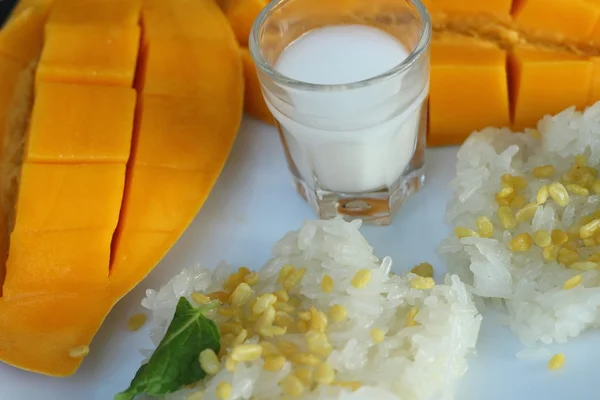 Sticky rice with coconut milk mix and ripe mango. — Stock Photo, Image