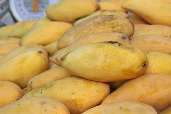 Fruta de mango en el mercado — Foto de Stock