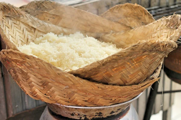 Fazendo arroz pegajoso cozido no vapor em panela — Fotografia de Stock