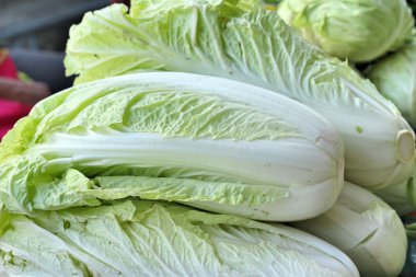 Pazarda taze lahana.