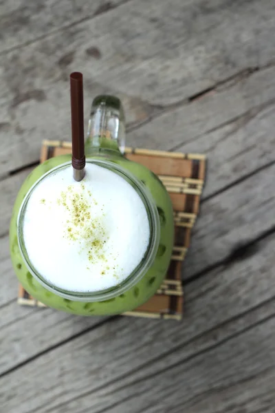 Grüner Eistee und Milch ist köstlich — Stockfoto