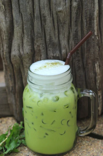Buzlu yeşil çay ve süt lezzetli — Stok fotoğraf