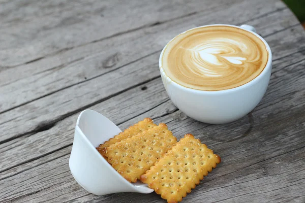 Caffè latte in vetro e cracker — Foto Stock