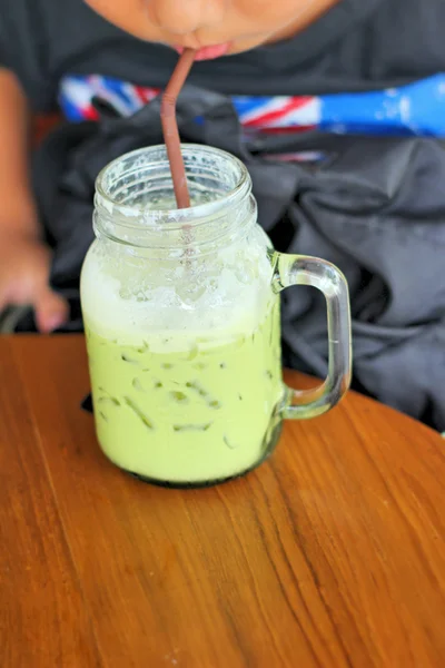 El té verde helado y la leche son deliciosos —  Fotos de Stock