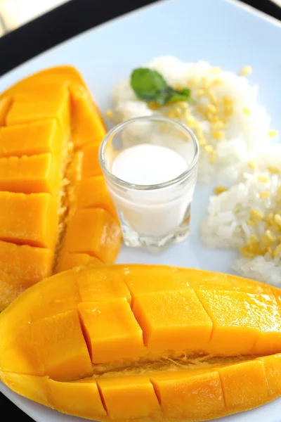 Arroz pegajoso con mezcla de leche de coco y mango maduro . —  Fotos de Stock