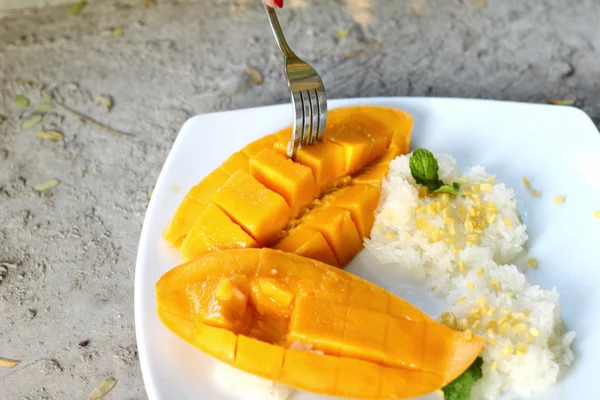 Sticky rice with coconut milk mix and ripe mango. — Stock Photo, Image