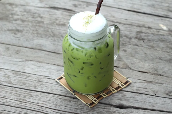 Iced groene thee en melk is heerlijk — Stockfoto