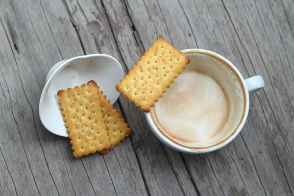 Latte coffee in glass and crackers — Stock Photo, Image