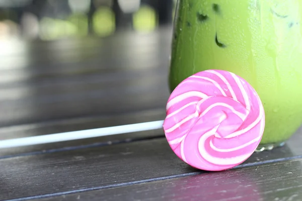 Té verde helado en la leche es delicioso y dulce dulce —  Fotos de Stock