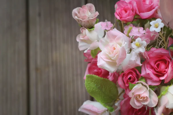 Smukke vintage roser af kunstige blomster - Stock-foto