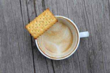 Latte kahve cam ve kraker