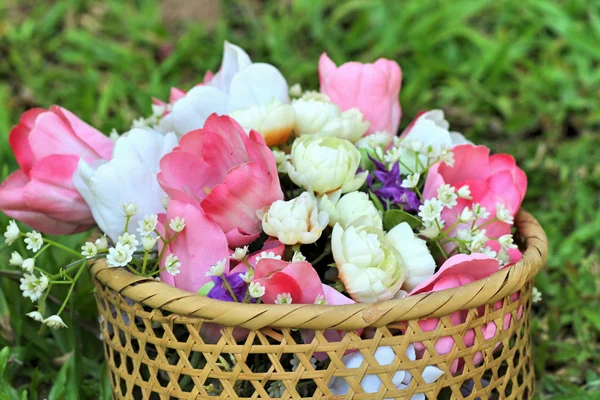 Vackra vintage rosor konstgjorda blommor — Stockfoto