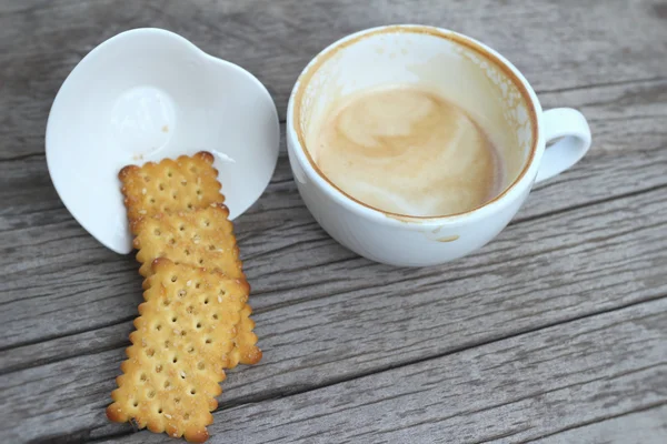 Latte káva v sklo a sušenky — Stock fotografie