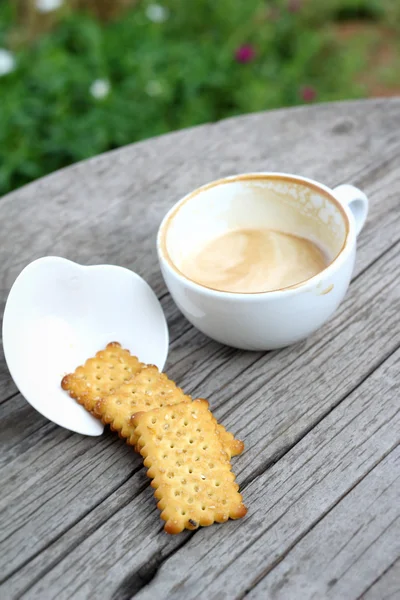 Latte Coffee im Glas und Cracker — Stockfoto