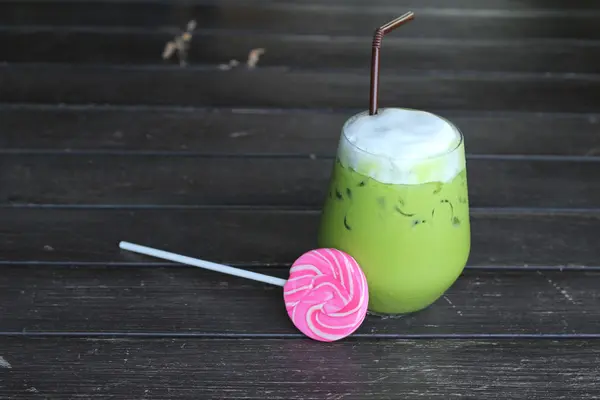 Ledový zelený čaj na mléko je lahodné a sladké cukroví — Stock fotografie