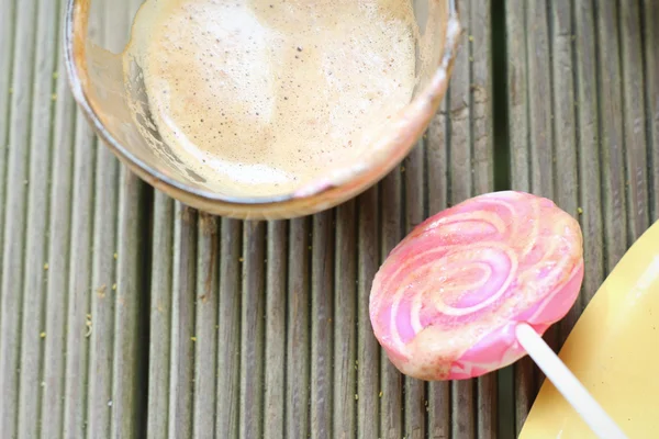 Caffè latte caldo in bicchieri e caramelle dolci — Foto Stock