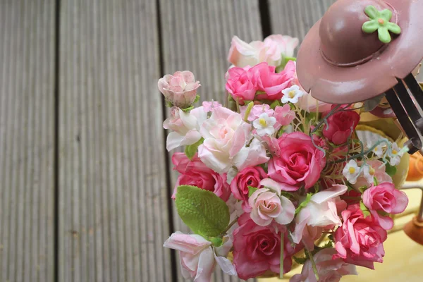 Schöne alte Rosen mit künstlichen Blumen — Stockfoto