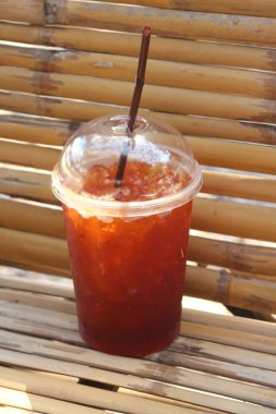 Limonlu çay içmek için buz küpleri ile