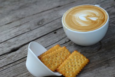 Latte kahve cam ve kraker