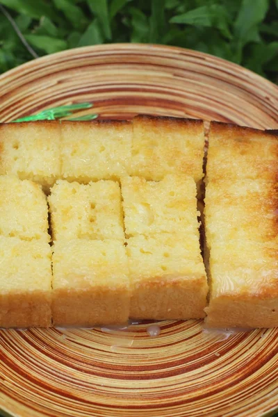 Brood, boter, melk met smakelijke gegarneerd. — Stockfoto