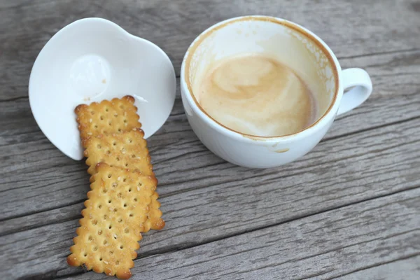 Caffè latte in vetro e cracker — Foto Stock