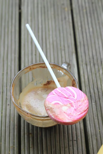 Gorące latte kawy w glassand cukierki słodkie — Zdjęcie stockowe