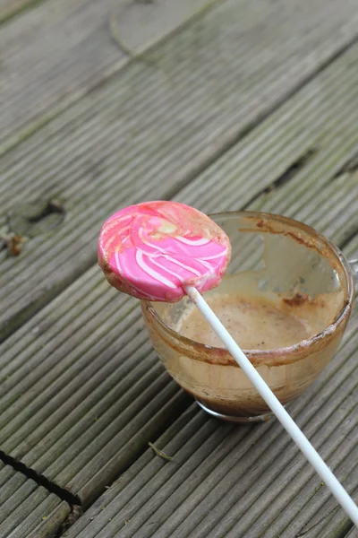 Horké latte káva v glassand candy sweet — Stock fotografie