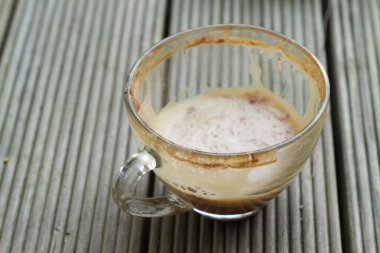 Bardakta sıcak kahve.